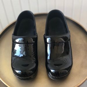 DANSKO PROFESSIONAL BLACK PATENT CLOG. SIZE: 37.